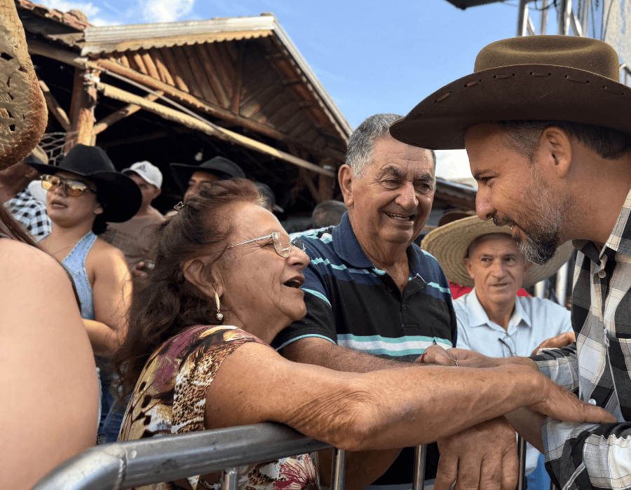 Rodrigo Lopes cumprimentando moradores